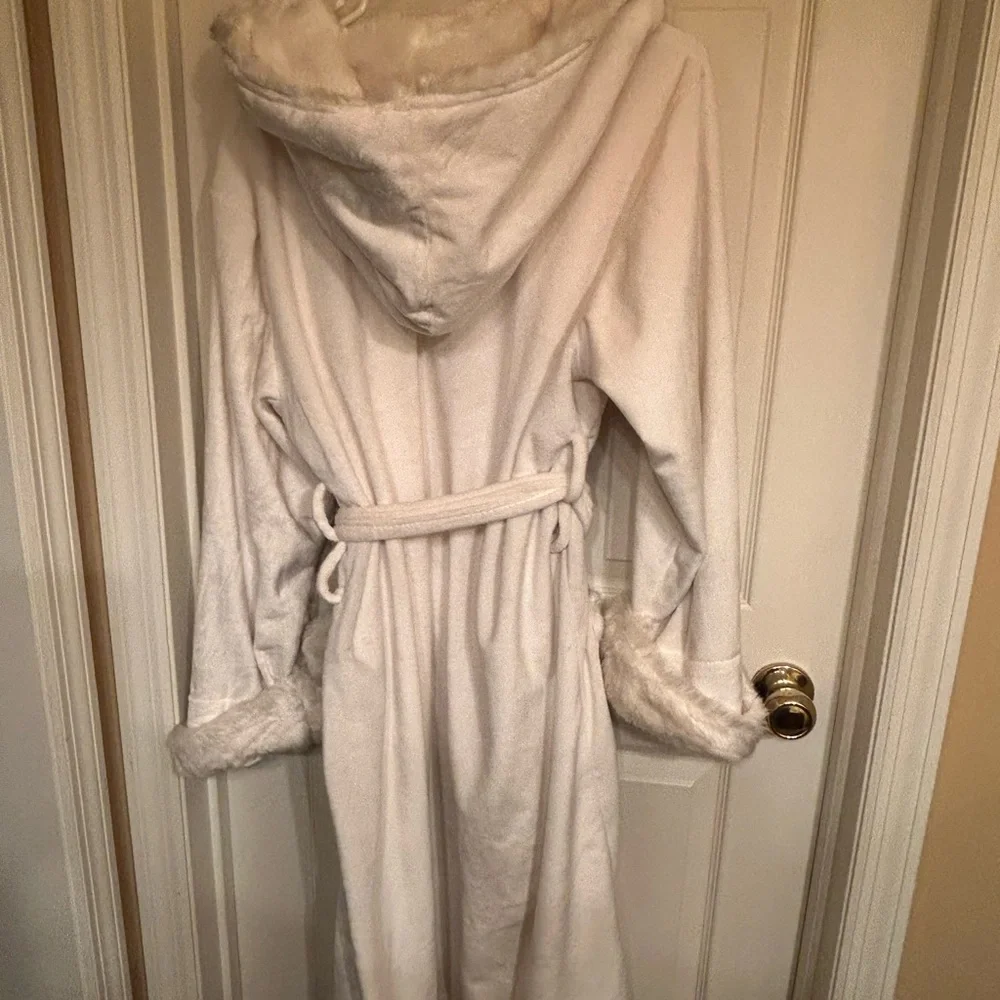 Like New Pottery Barn Hooded Plush Robe with Faux Fur Interior - Picture 11 of 11